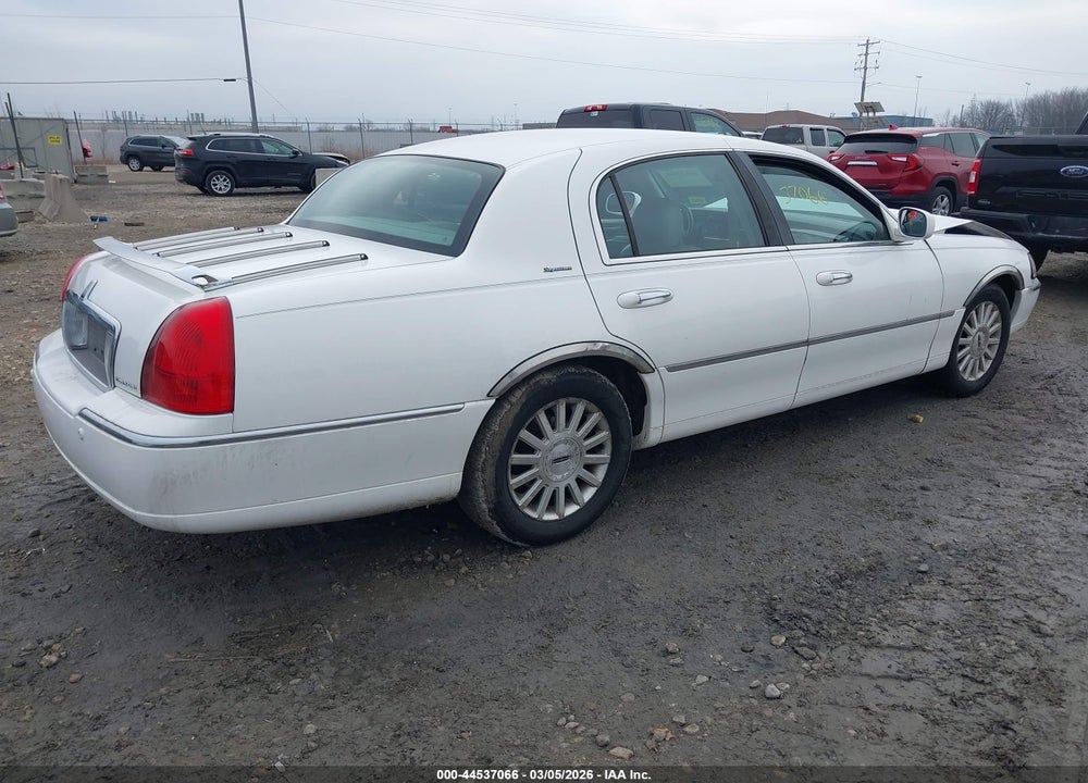 2004 LINCOLN TOWN CAR SIGNATURE VIN: 1LNHM81W54Y674057