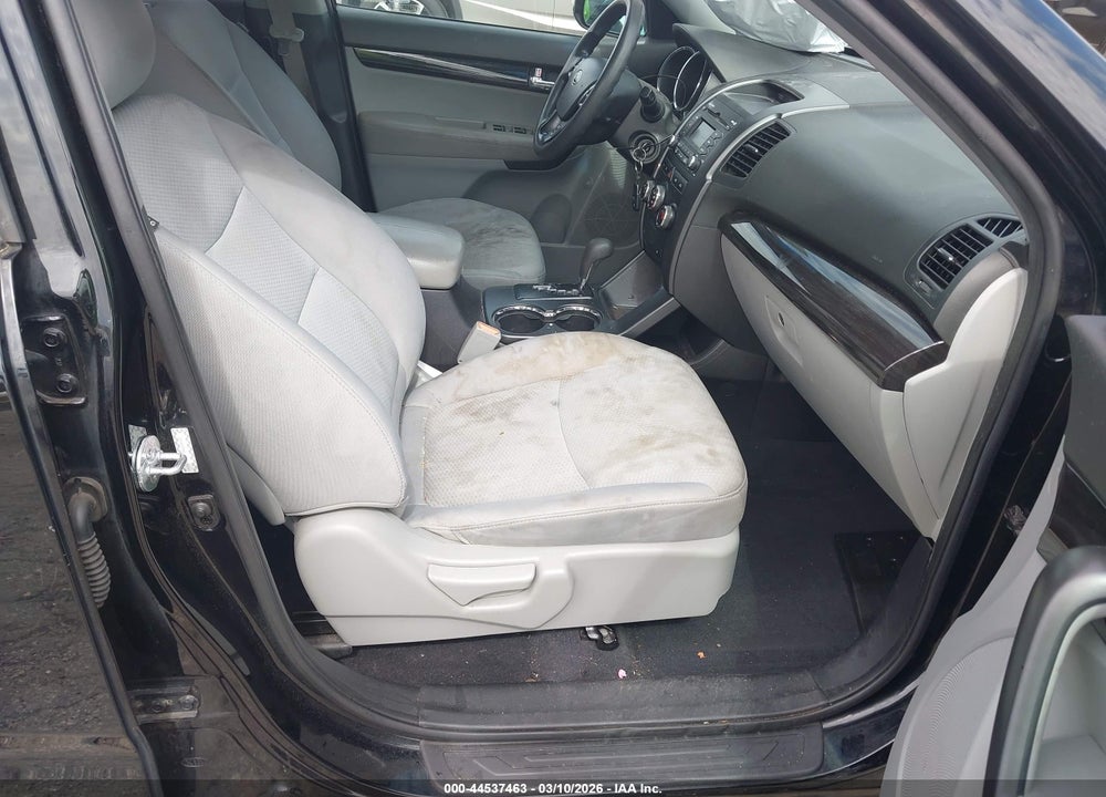 2011 KIA SORENTO LX VIN: 5XYKT3A17BG018047