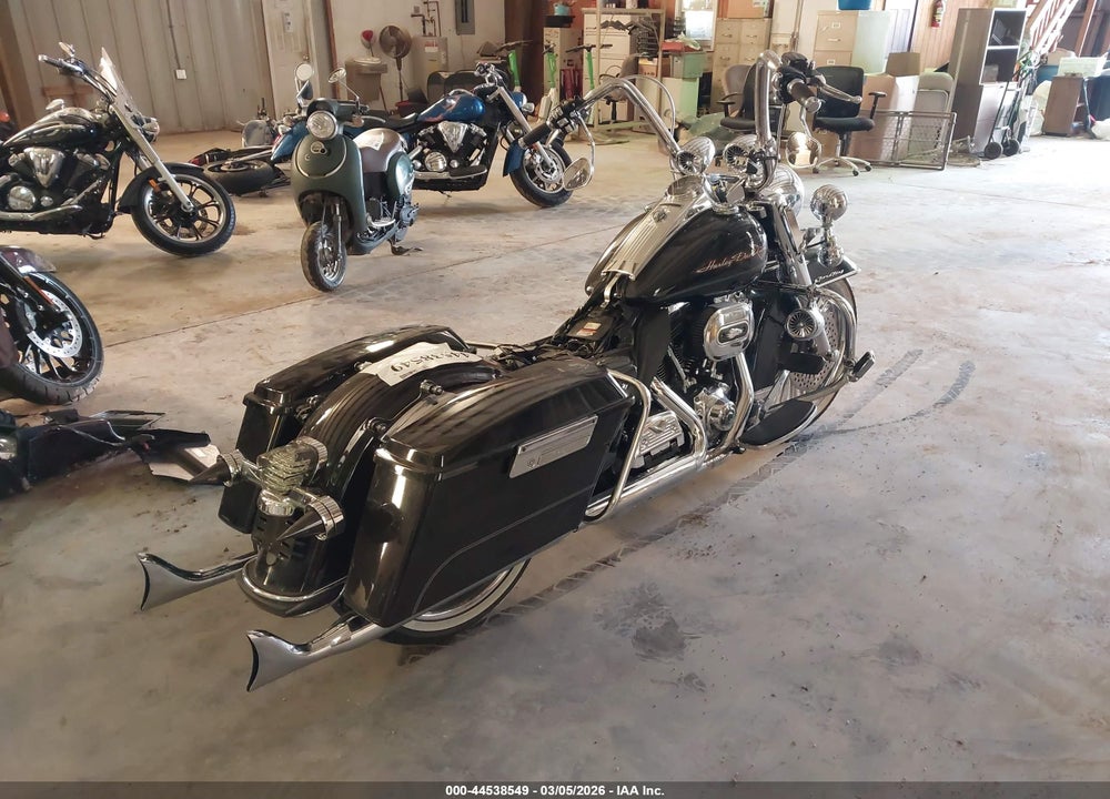 2012 HARLEY-DAVIDSON FLHR ROAD KING VIN: 1HD1FBM18CB645228