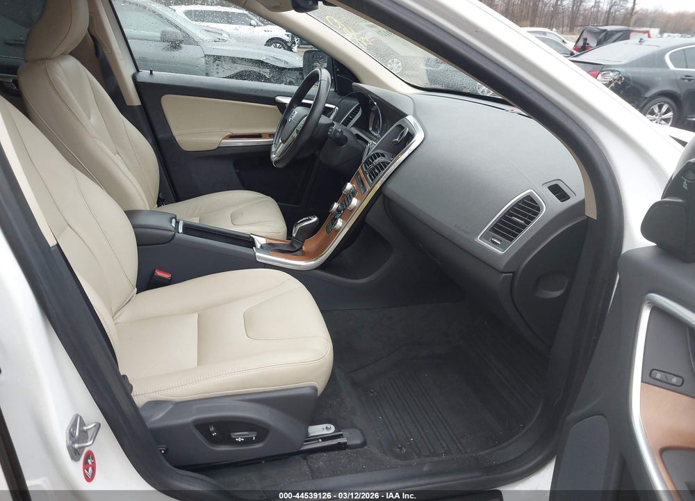 2017 VOLVO XC60 T5 INSCRIPTION VIN: YV440MRU7H2024372