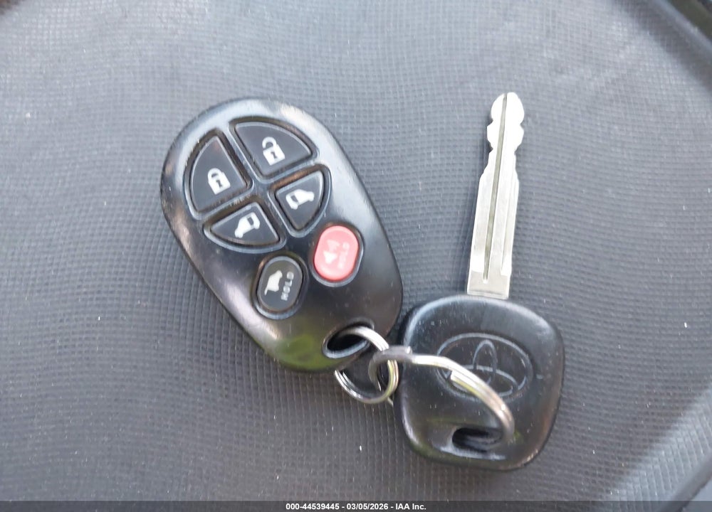 2012 TOYOTA SIENNA XLE V6 8 PASSENGER VIN: 5TDYK3DC9CS192961