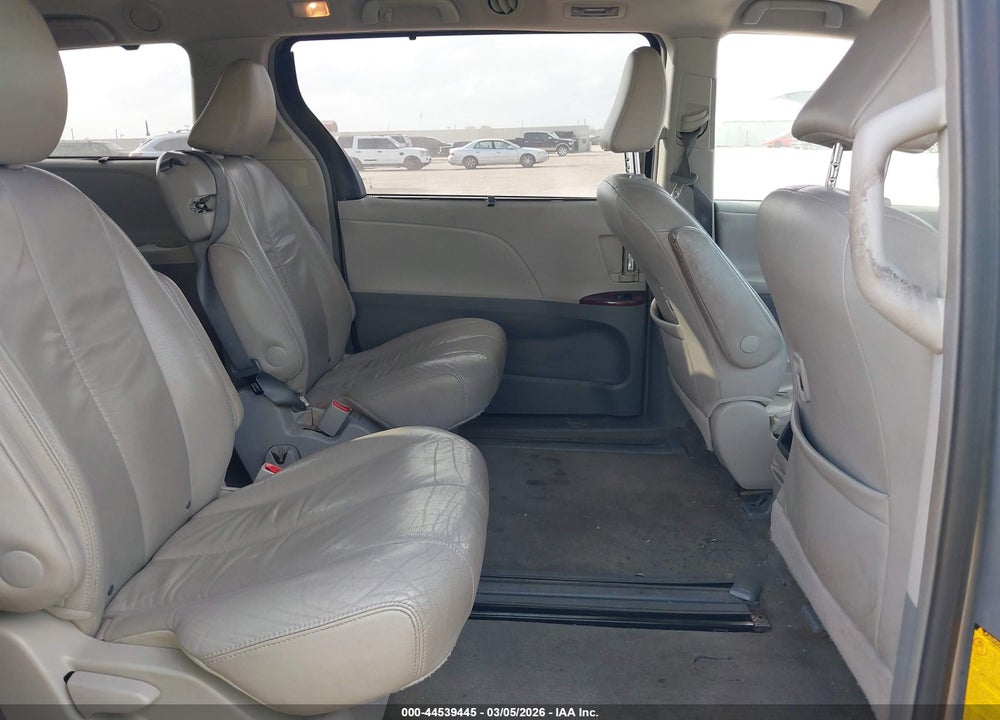2012 TOYOTA SIENNA XLE V6 8 PASSENGER VIN: 5TDYK3DC9CS192961