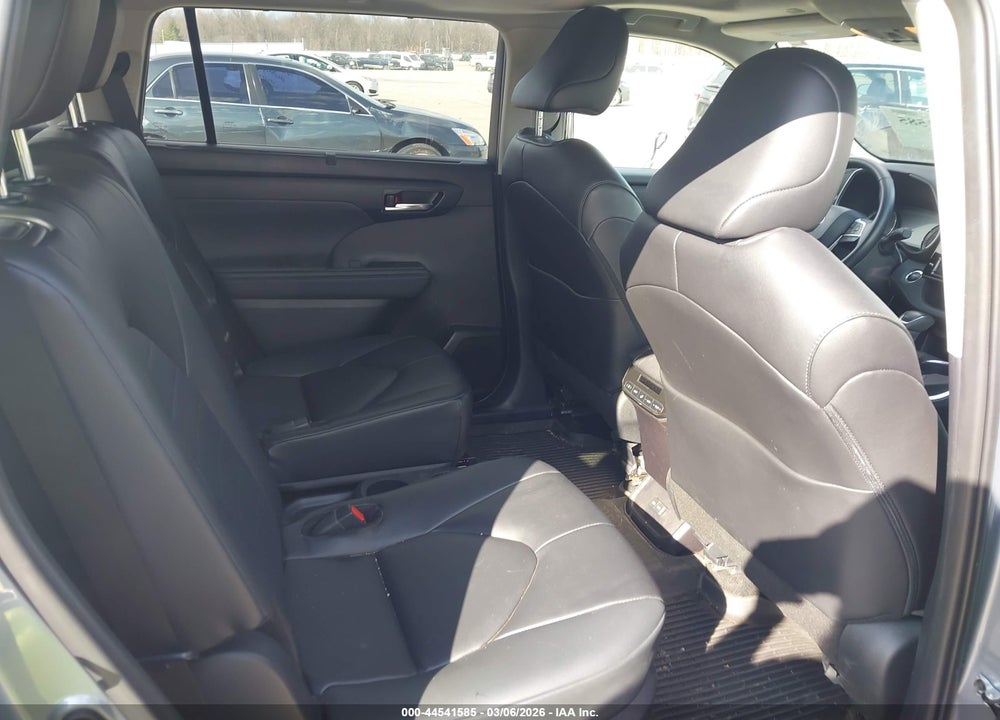 2024 TOYOTA HIGHLANDER XLE VIN: 5TDKDRBH2RS573951