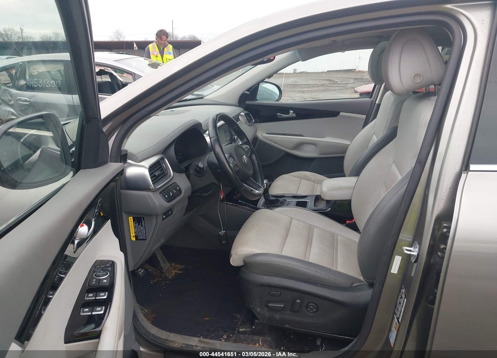 2016 KIA SORENTO 3.3L SX VIN: 5XYPKDA55GG113215