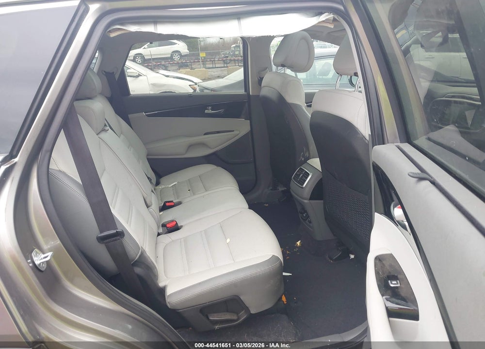 2016 KIA SORENTO 3.3L SX VIN: 5XYPKDA55GG113215