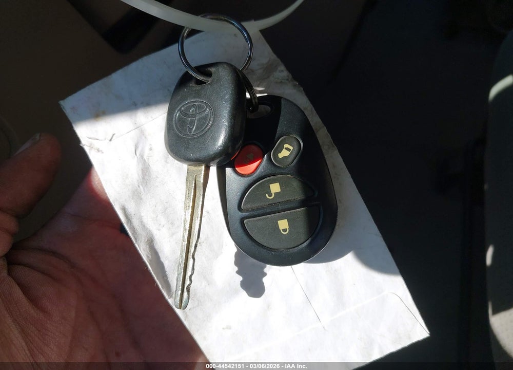 2004 TOYOTA SIENNA LE VIN: 5TDZA23C84S150995
