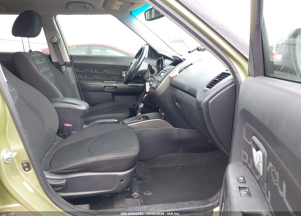 2013 KIA SOUL + VIN: KNDJT2A68D7555981
