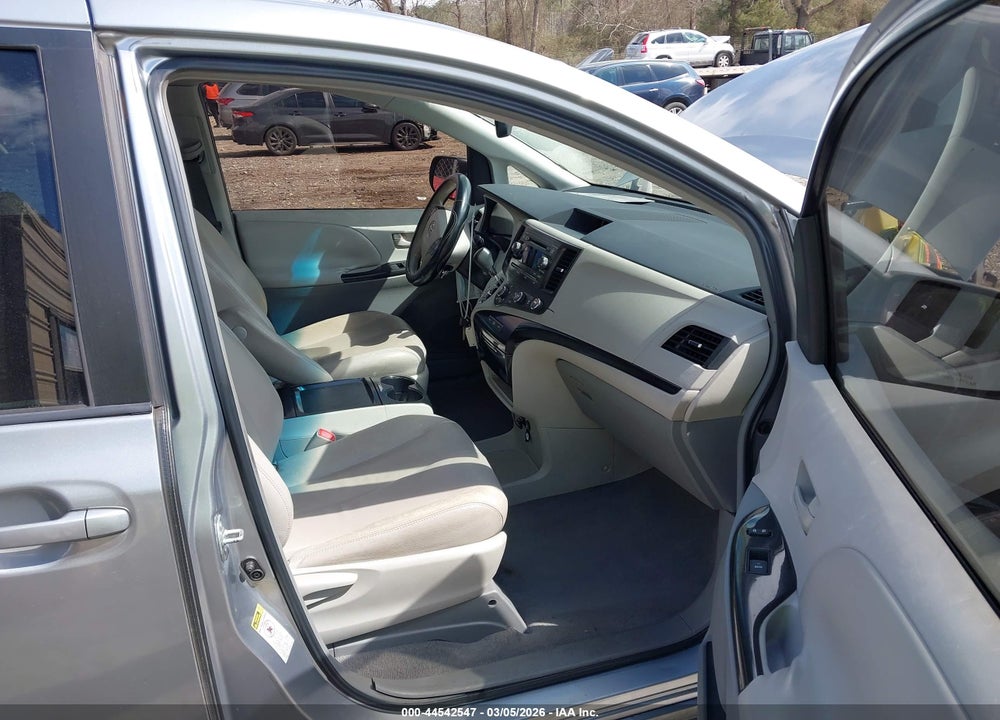 2011 TOYOTA SIENNA LE V6 VIN: 5TDKK3DCXBS088046