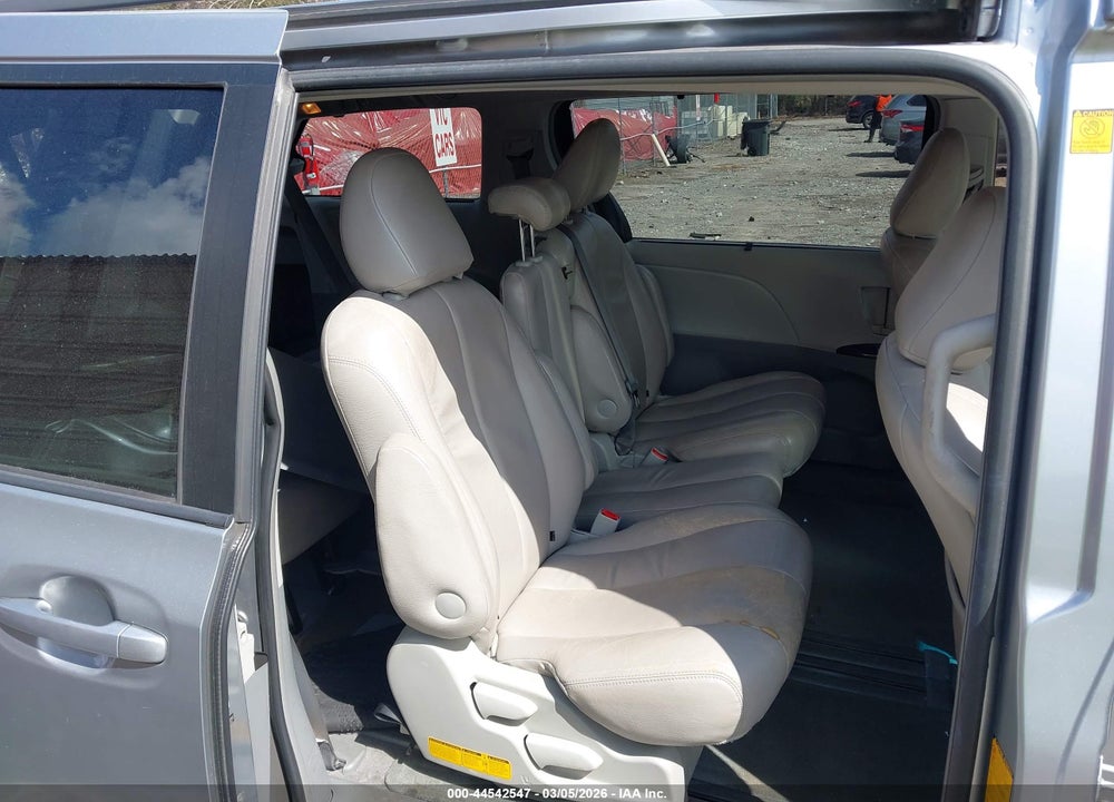 2011 TOYOTA SIENNA LE V6 VIN: 5TDKK3DCXBS088046