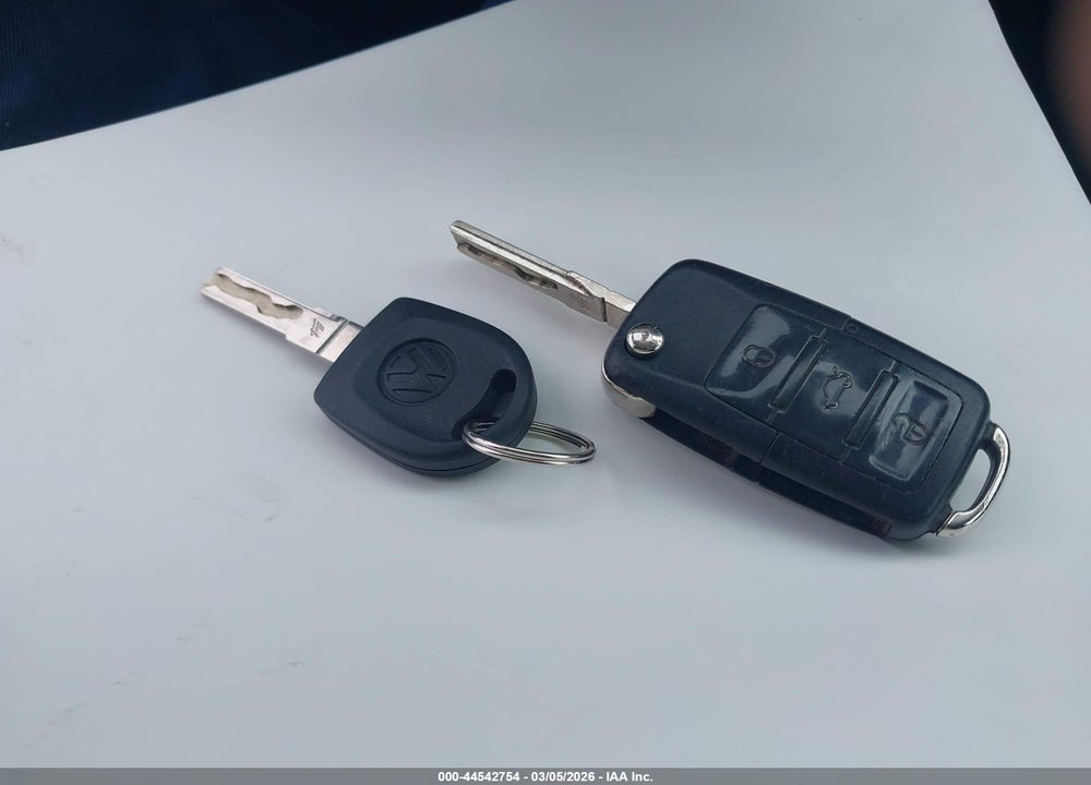 2010 VOLKSWAGEN JETTA TDI VIN: 3VWPL7AJ2AM634718