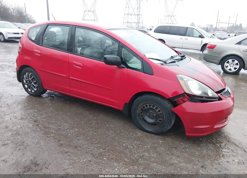 2013 HONDA FIT VIN: JHMGE8H38DC018648