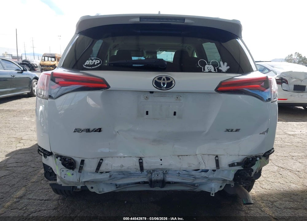 2018 TOYOTA RAV4 XLE VIN: JTMWFREV1JJ188671