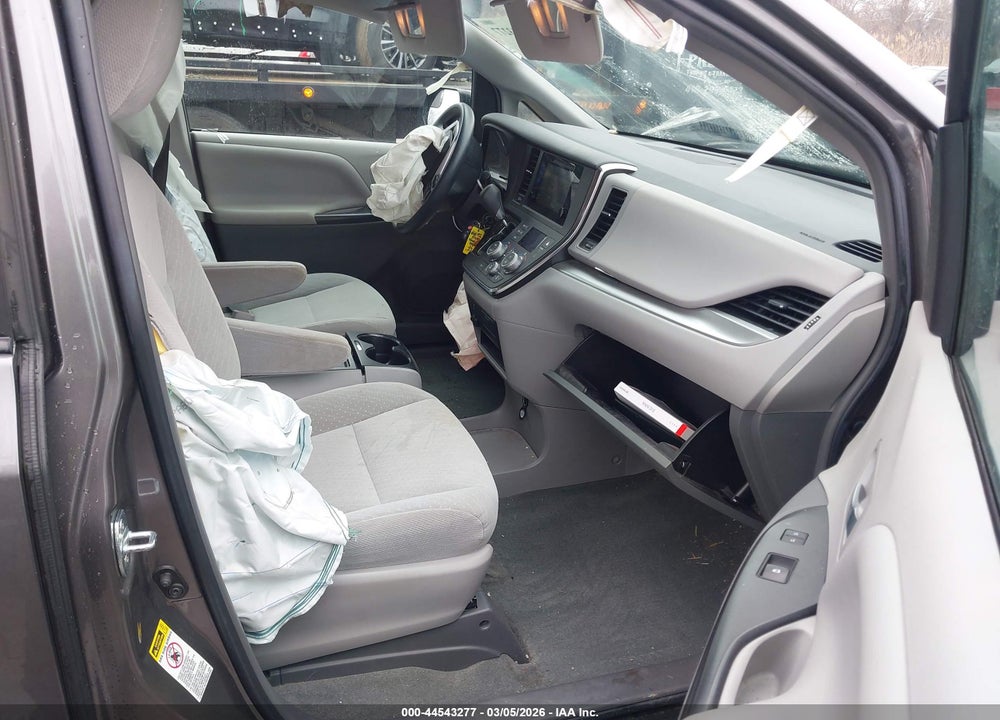 2017 TOYOTA SIENNA LE 8 PASSENGER VIN: 5TDKZ3DC9HS898028