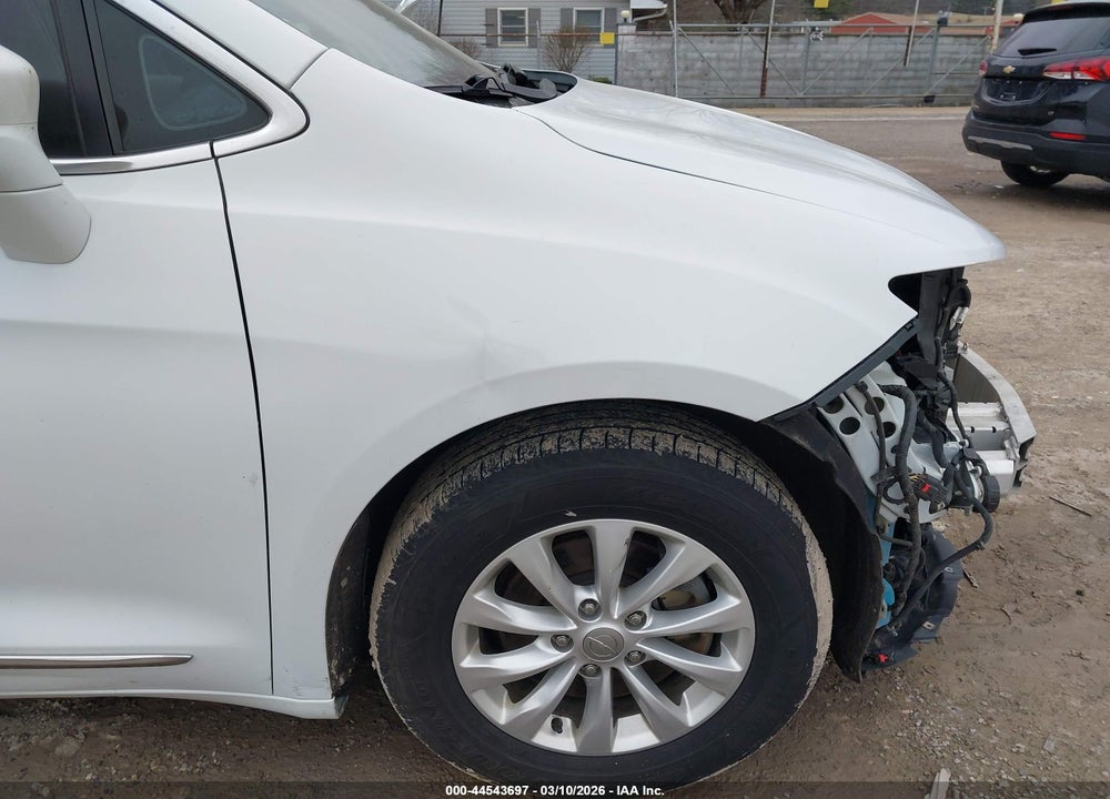 2018 CHRYSLER PACIFICA TOURING L VIN: 2C4RC1BG0JR149434