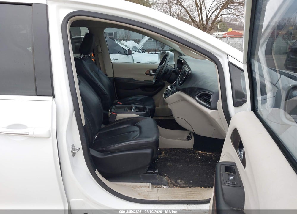 2018 CHRYSLER PACIFICA TOURING L VIN: 2C4RC1BG0JR149434