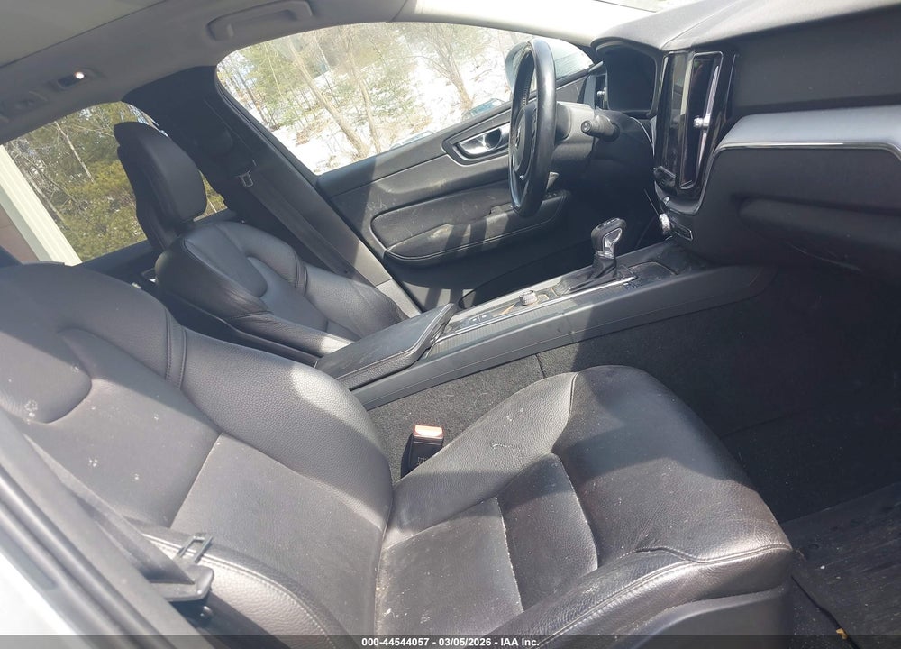 2018 VOLVO XC60 T5 MOMENTUM VIN: YV4102RK3J1076650
