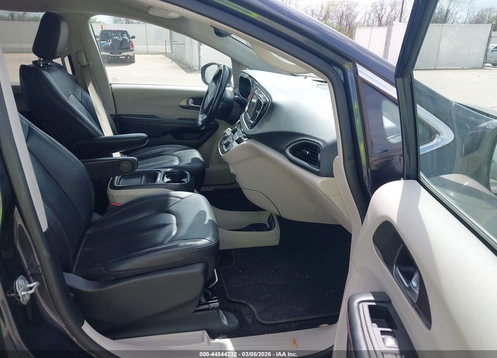 2020 CHRYSLER PACIFICA TOURING L VIN: 2C4RC1BG8LR268710