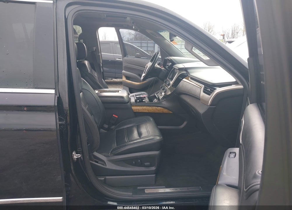 2017 GMC YUKON XL DENALI VIN: 1GKS2HKJ0HR211640