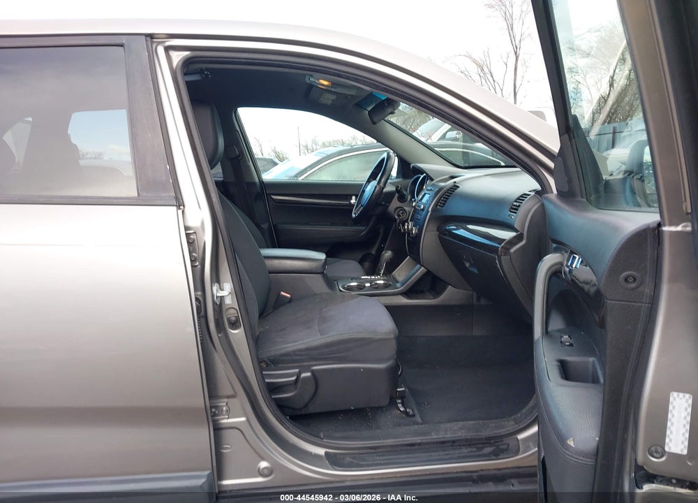 2011 KIA SORENTO LX VIN: 5XYKTCA1XBG071051