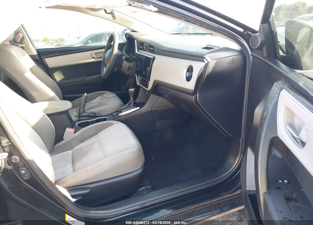 2018 TOYOTA COROLLA LE VIN: 5YFBURHE0JP770885