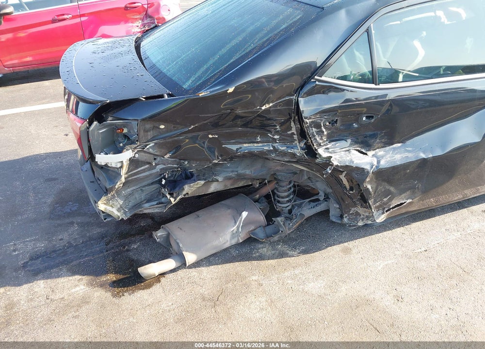 2018 TOYOTA COROLLA LE VIN: 5YFBURHE0JP770885