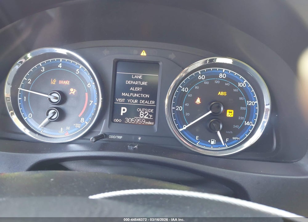 2018 TOYOTA COROLLA LE VIN: 5YFBURHE0JP770885