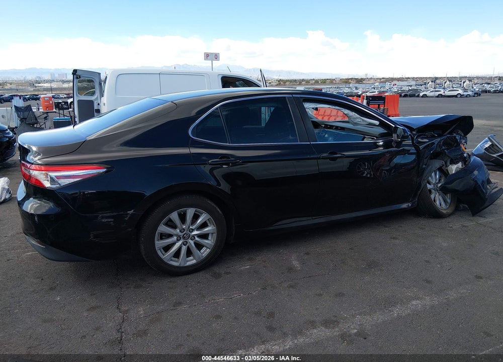 2018 TOYOTA CAMRY LE VIN: 4T1B11HK3JU010268