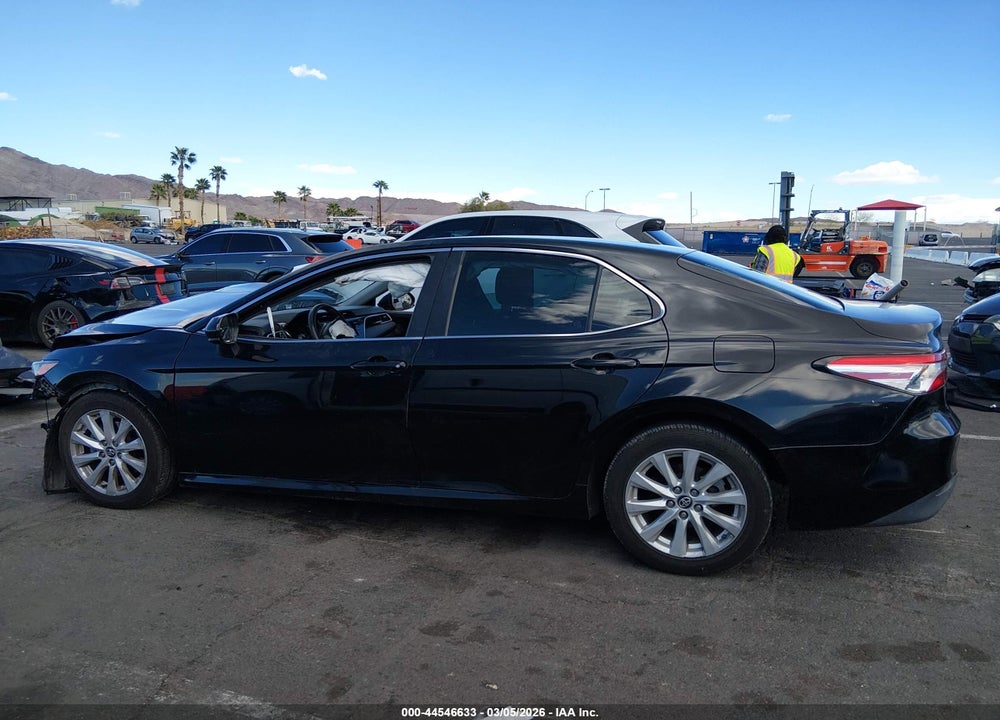 2018 TOYOTA CAMRY LE VIN: 4T1B11HK3JU010268