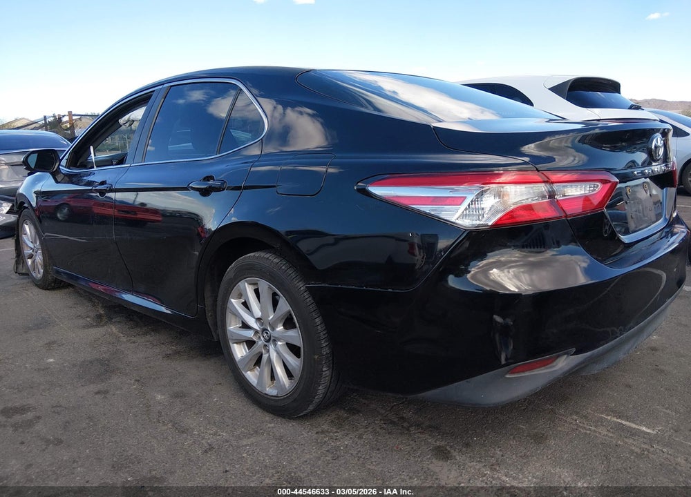 2018 TOYOTA CAMRY LE VIN: 4T1B11HK3JU010268
