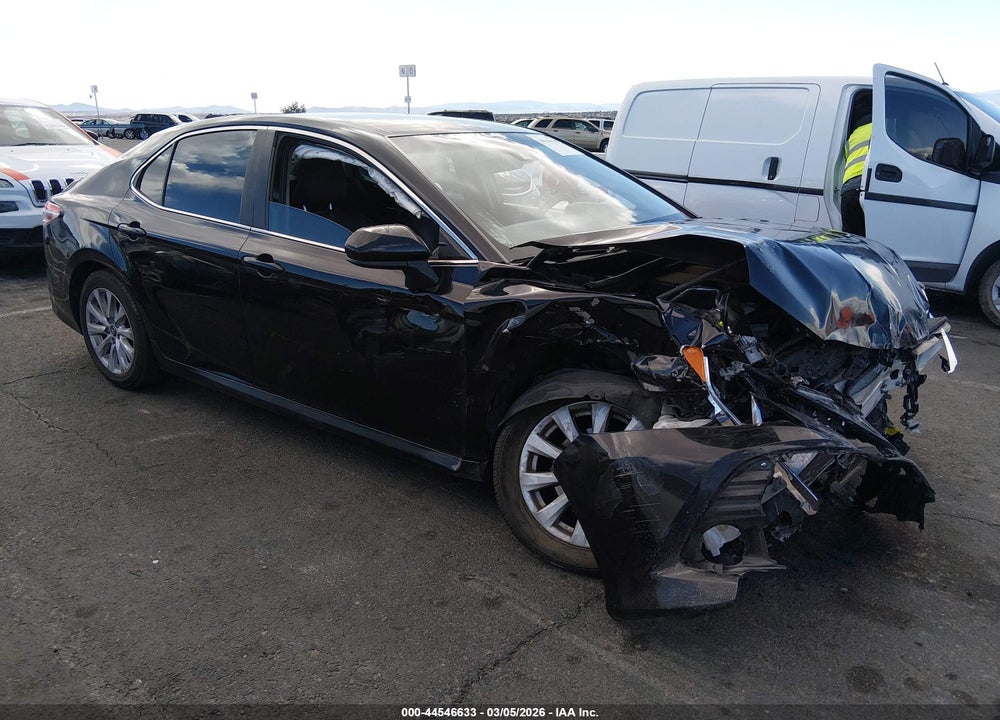 2018 TOYOTA CAMRY LE VIN: 4T1B11HK3JU010268