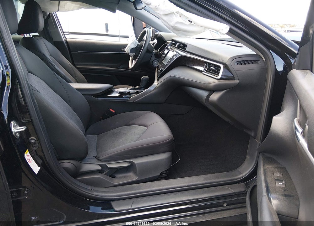 2018 TOYOTA CAMRY LE VIN: 4T1B11HK3JU010268