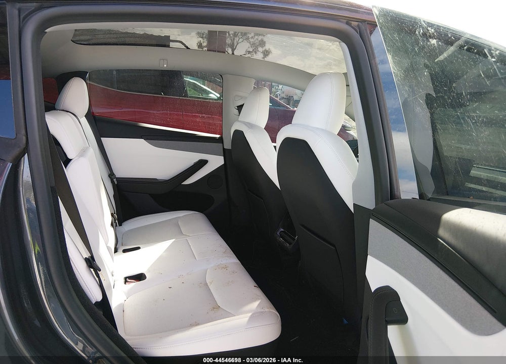 2026 TESLA MODEL Y PREMIUM REAR-WHEEL DRIVE/STANDARD REAR-WHEEL DRIVE VIN: 7SAYGDEDXTA589338