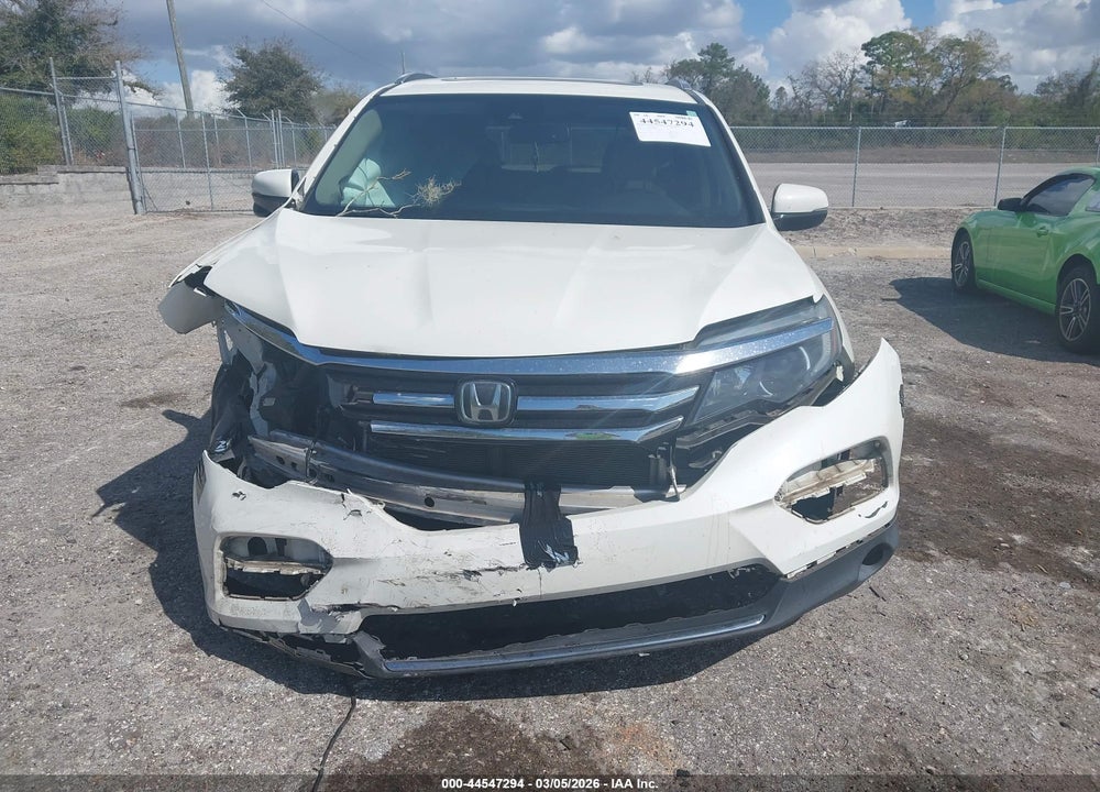 2018 HONDA PILOT TOURING VIN: 5FNYF5H90JB007695