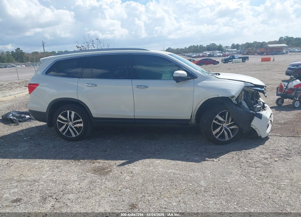 2018 HONDA PILOT TOURING VIN: 5FNYF5H90JB007695
