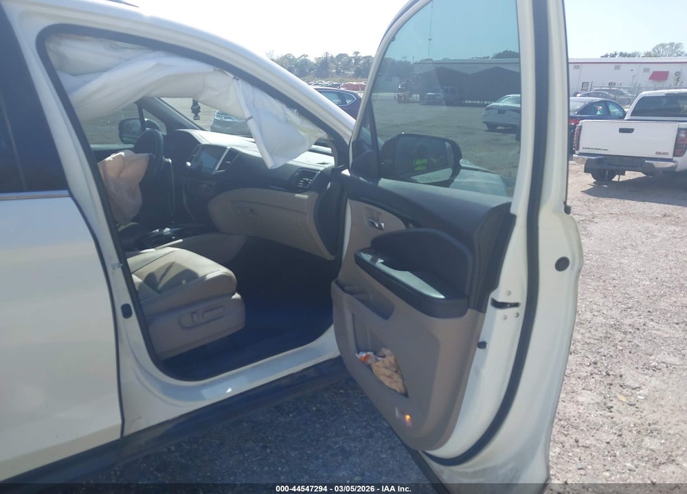 2018 HONDA PILOT TOURING VIN: 5FNYF5H90JB007695