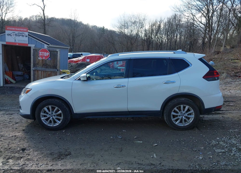 2018 NISSAN ROGUE SV VIN: KNMAT2MV8JP569121