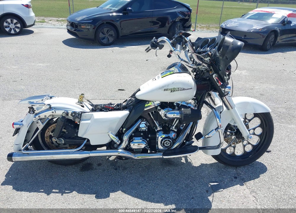 2011 HARLEY-DAVIDSON FLHX VIN: 1HD1KB41XBB615884