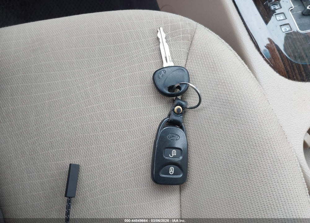 2011 HYUNDAI SANTA FE GLS VIN: 5XYZGDAB1BG012696