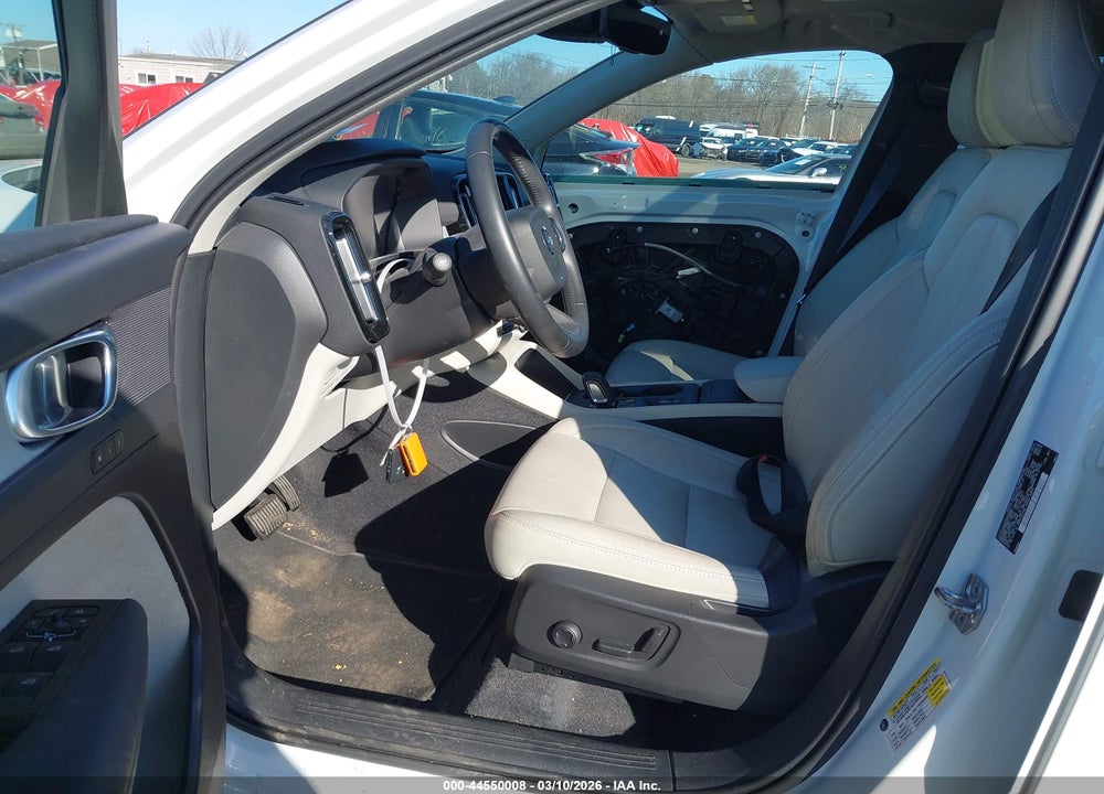 2021 VOLVO XC40 T5 MOMENTUM VIN: YV4162UK7M2583085