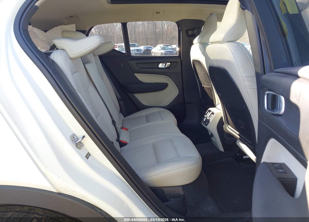 2021 VOLVO XC40 T5 MOMENTUM VIN: YV4162UK7M2583085