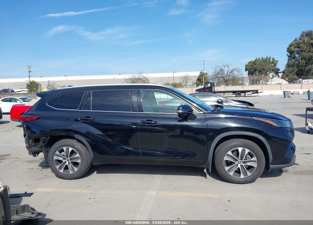 2022 TOYOTA HIGHLANDER XLE VIN: 5TDHZRBH3NS169319