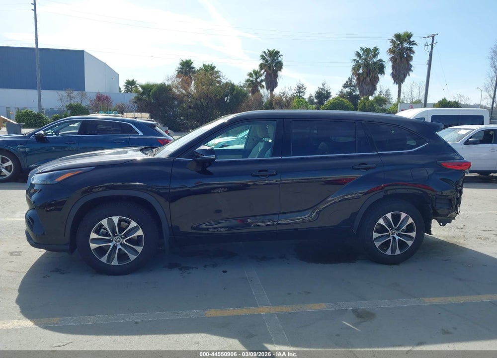 2022 TOYOTA HIGHLANDER XLE VIN: 5TDHZRBH3NS169319