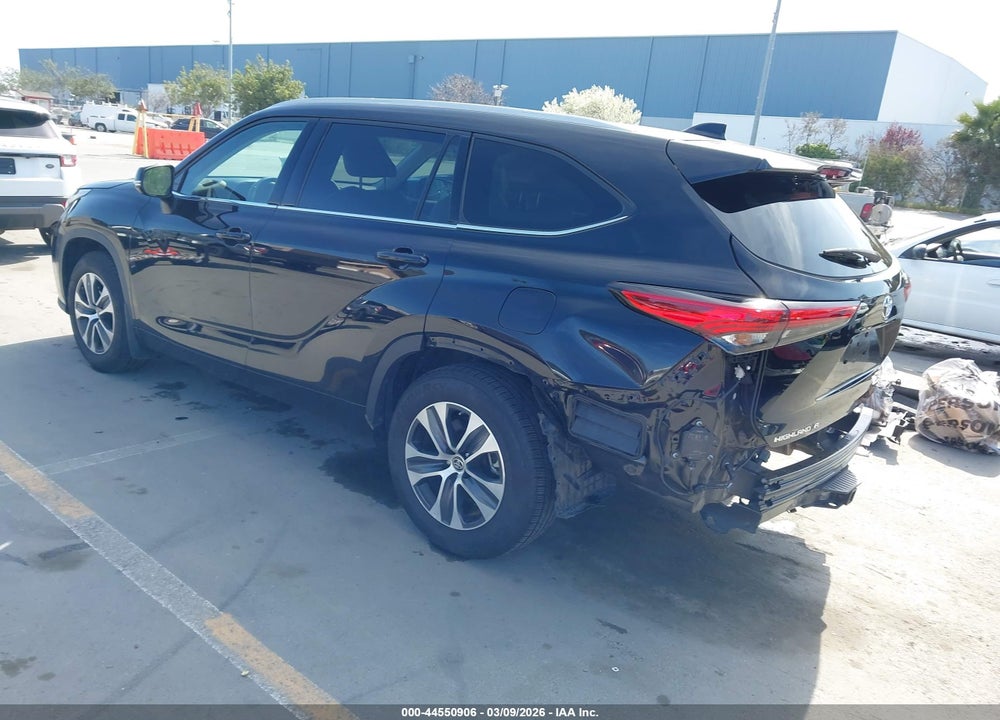 2022 TOYOTA HIGHLANDER XLE VIN: 5TDHZRBH3NS169319
