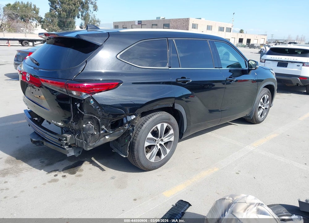 2022 TOYOTA HIGHLANDER XLE VIN: 5TDHZRBH3NS169319
