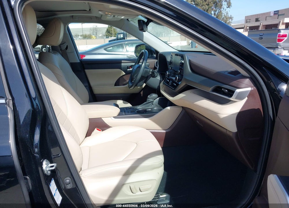 2022 TOYOTA HIGHLANDER XLE VIN: 5TDHZRBH3NS169319