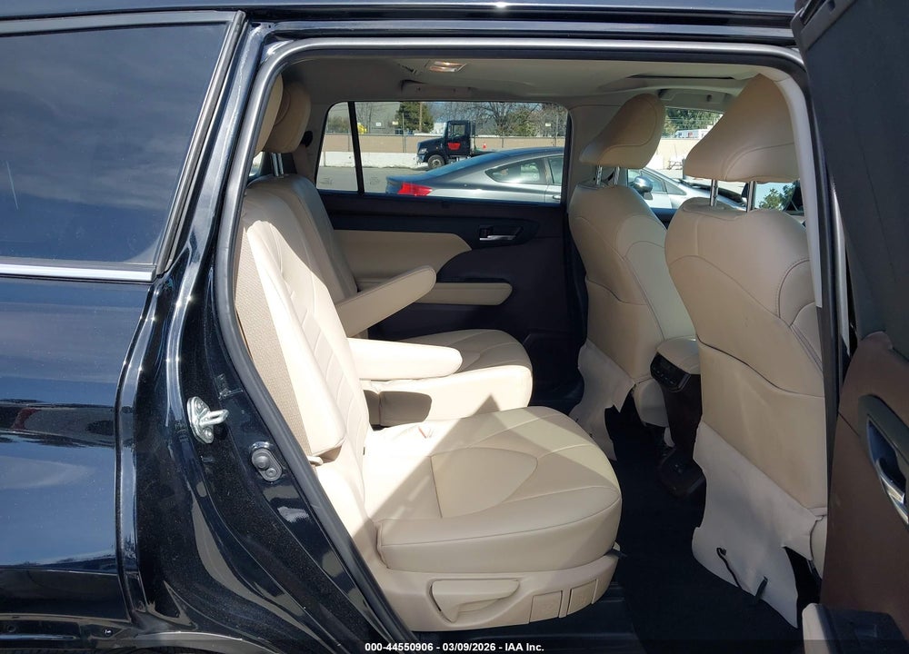 2022 TOYOTA HIGHLANDER XLE VIN: 5TDHZRBH3NS169319