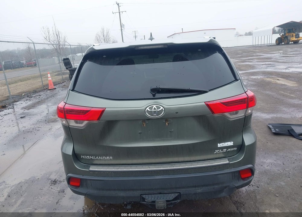 2019 TOYOTA HIGHLANDER XLE VIN: 5TDJZRFH6KS745721