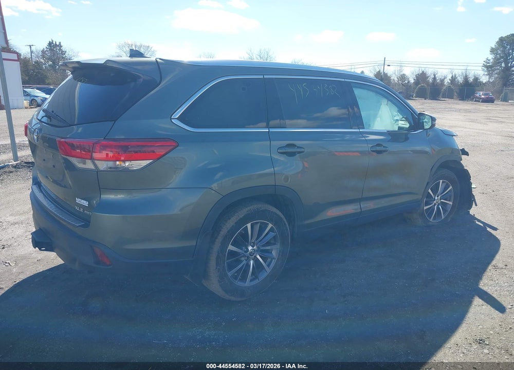 2019 TOYOTA HIGHLANDER XLE VIN: 5TDJZRFH6KS745721