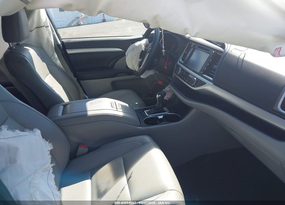 2019 TOYOTA HIGHLANDER XLE VIN: 5TDJZRFH6KS745721