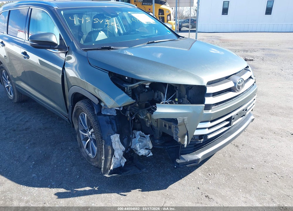 2019 TOYOTA HIGHLANDER XLE VIN: 5TDJZRFH6KS745721